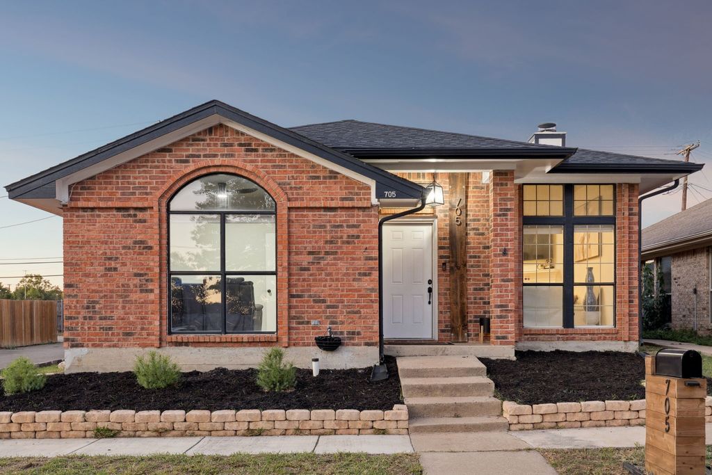 705 Greenridge Drive, Arlington, TX 76017