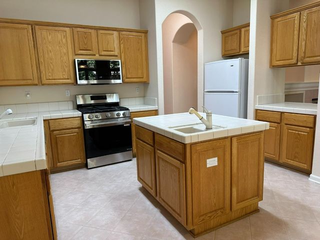 216 Mustang Ct, Roseville, CA 95747