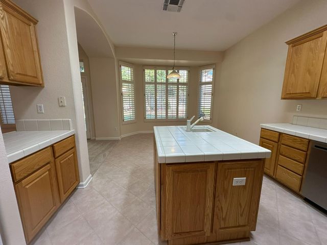 216 Mustang Ct, Roseville, CA 95747