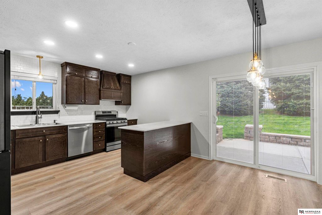 1711 N 206th Street, Elkhorn, NE 68022