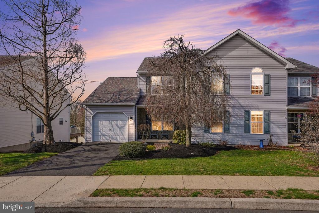 321 CHERRY ST, Pennsburg, PA 18073