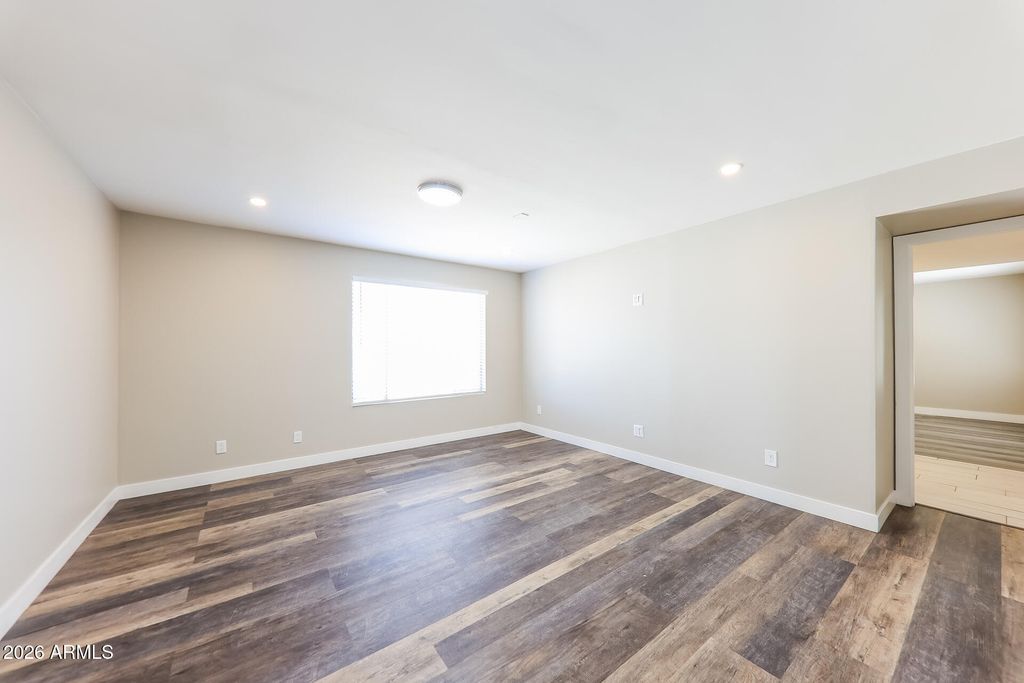 Image 5 of property listing at 10215 N 35TH Drive, Phoenix, AZ 85051