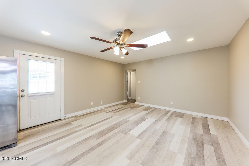 Image 6 of property listing at 10215 N 35TH Drive, Phoenix, AZ 85051