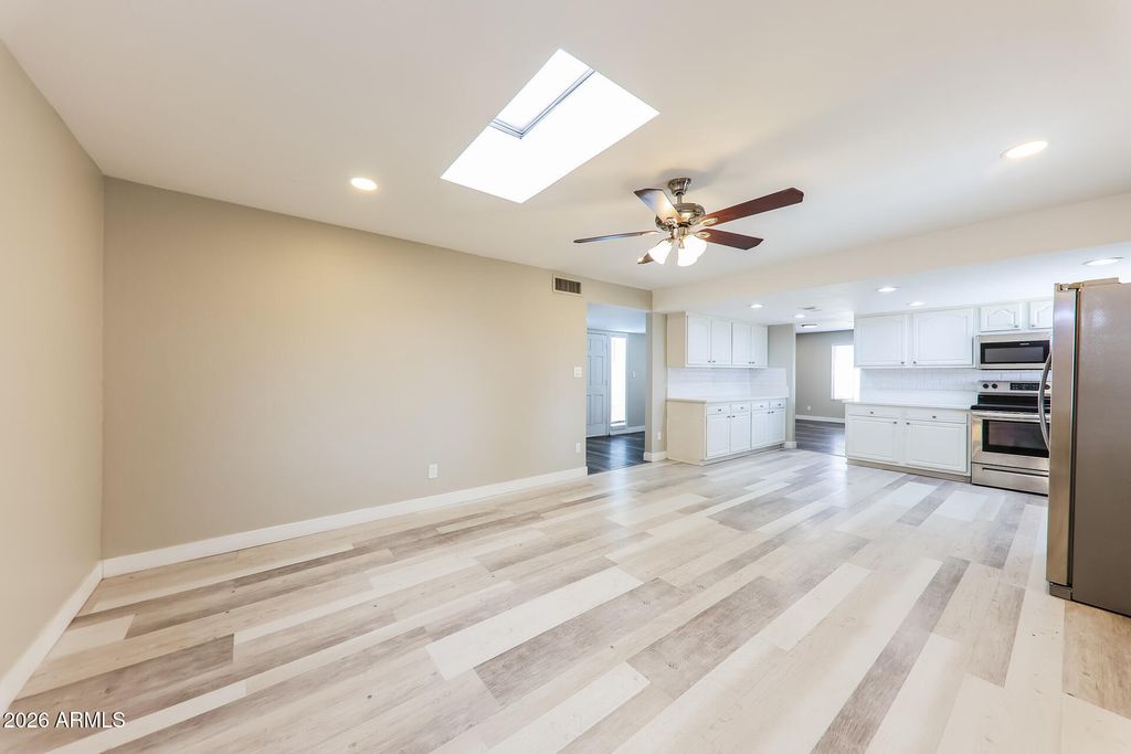 Image 7 of property listing at 10215 N 35TH Drive, Phoenix, AZ 85051
