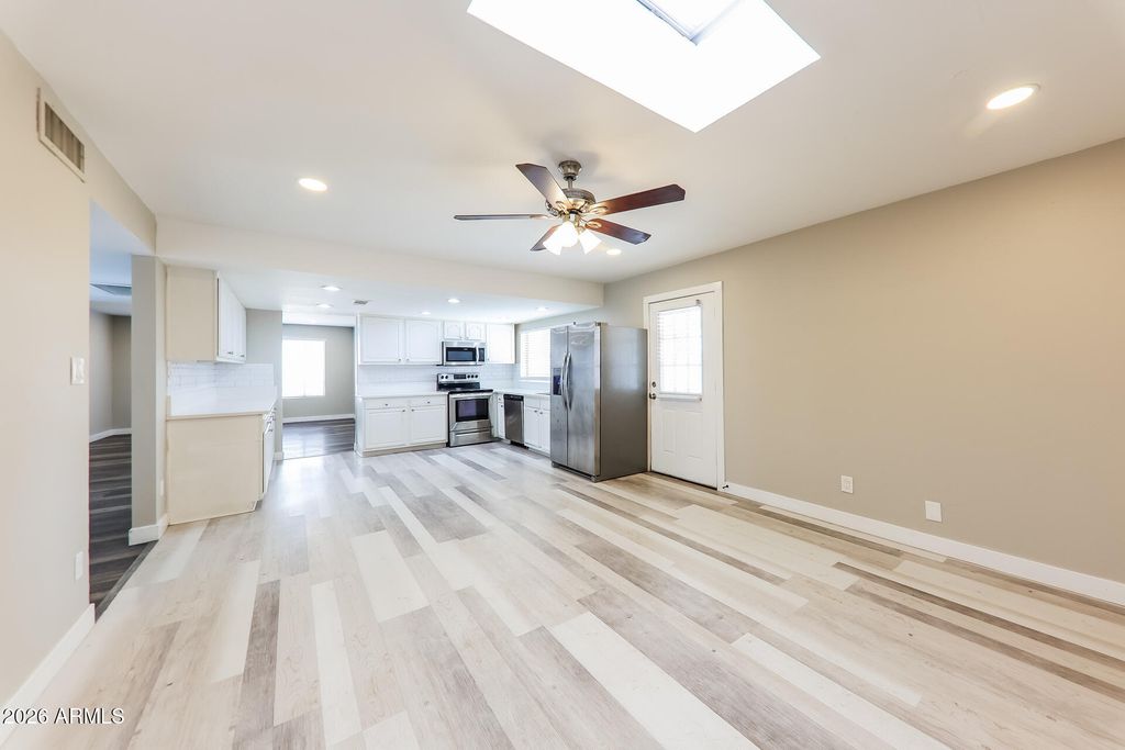 Image 8 of property listing at 10215 N 35TH Drive, Phoenix, AZ 85051