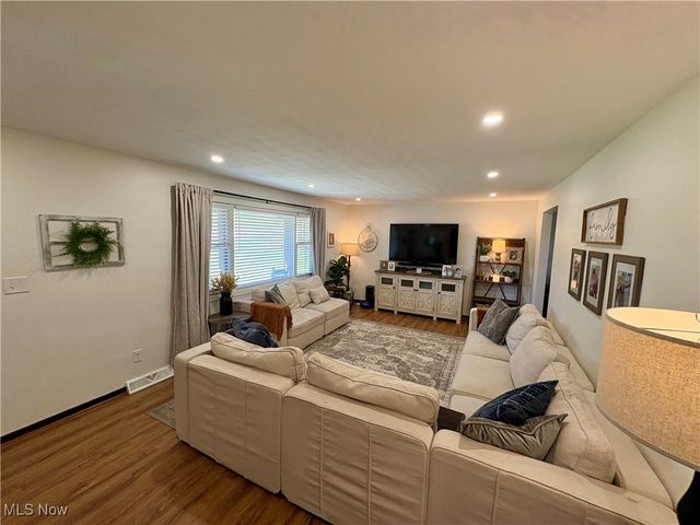 209 Dennis Lane, St Clairsville, OH 43950