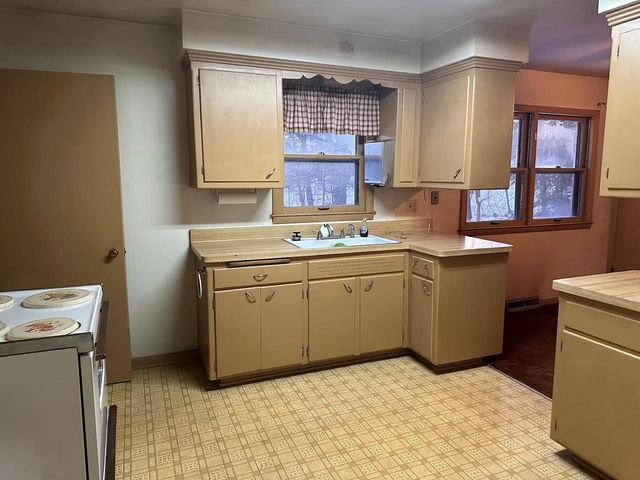 12725 W Nicolet AVENUE, New Berlin, WI 53151