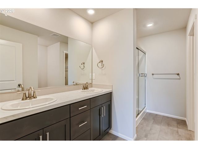 1029 Clemson St, Woodburn, OR 97071