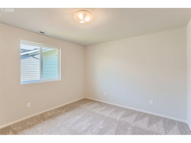 1029 Clemson St, Woodburn, OR 97071