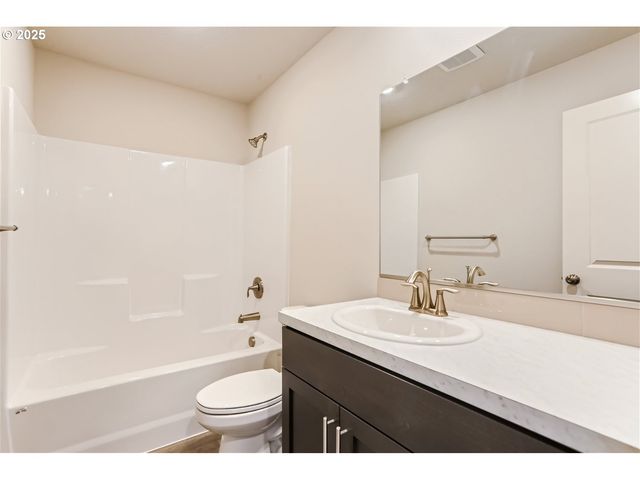 1029 Clemson St, Woodburn, OR 97071