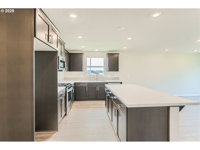 1029 Clemson St, Woodburn, OR 97071