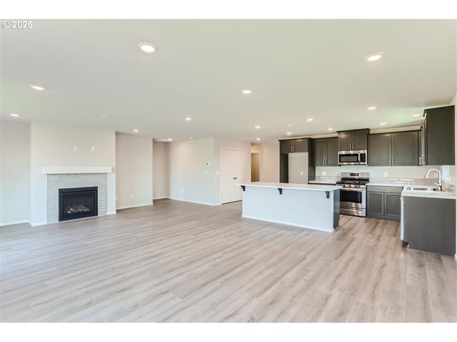 1029 Clemson St, Woodburn, OR 97071