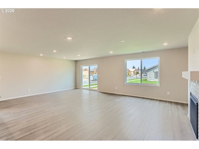 1029 Clemson St, Woodburn, OR 97071