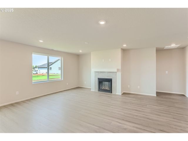 1029 Clemson St, Woodburn, OR 97071