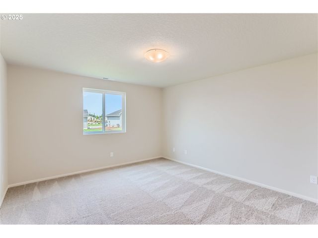 1029 Clemson St, Woodburn, OR 97071