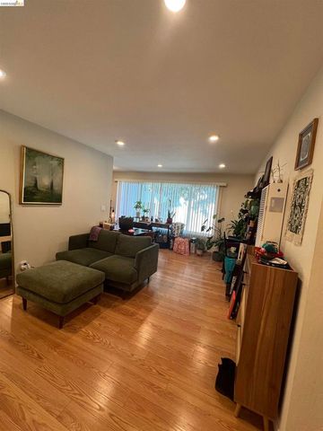 2636 WARRING ST, Berkeley, CA 94704