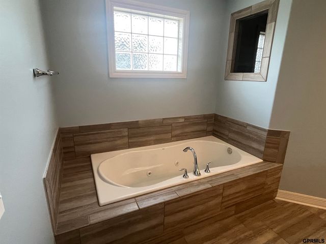 4723 Ponderosa Drive, Papillion, NE 68133