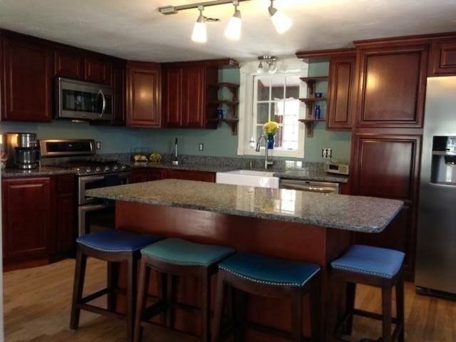 86 Taunton St, Lakeville, MA 02347