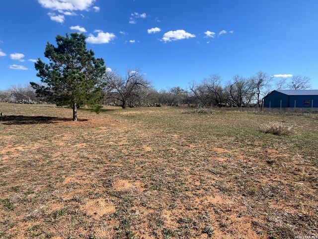 2074 County Road 306, Floresville, TX 78114