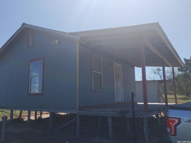 2074 County Road 306, Floresville, TX 78114