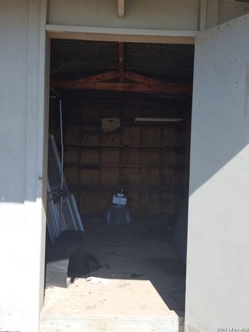 2074 County Road 306, Floresville, TX 78114