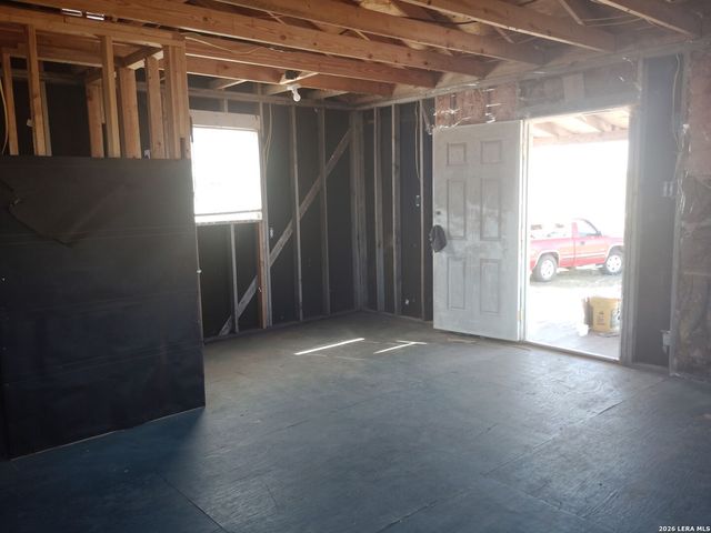 2074 County Road 306, Floresville, TX 78114