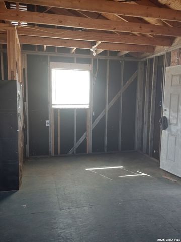 2074 County Road 306, Floresville, TX 78114