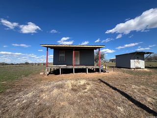 2074 County Road 306, Floresville, TX 78114