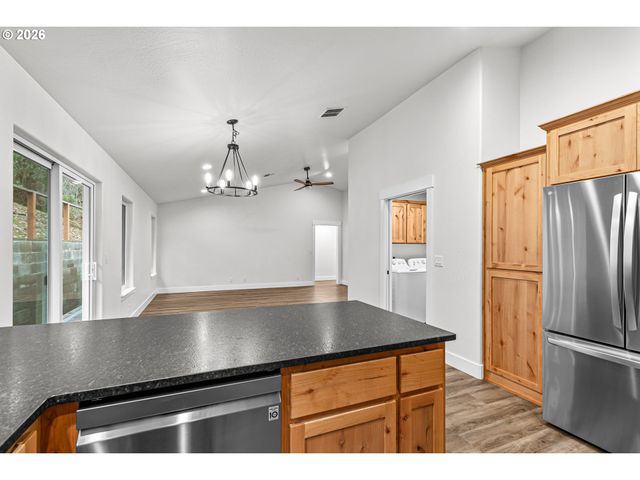 1546 POPLAR Dr, Grants Pass, OR 97527