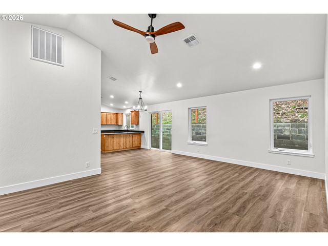 1546 POPLAR Dr, Grants Pass, OR 97527