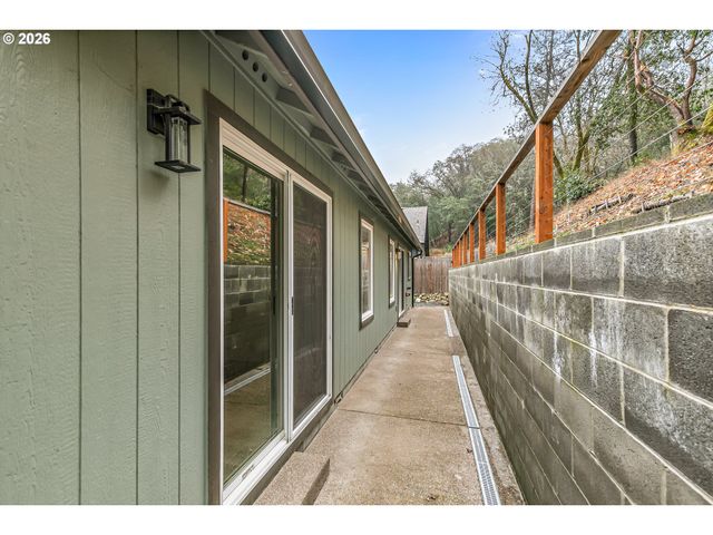 1546 POPLAR Dr, Grants Pass, OR 97527