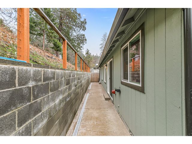 1546 POPLAR Dr, Grants Pass, OR 97527