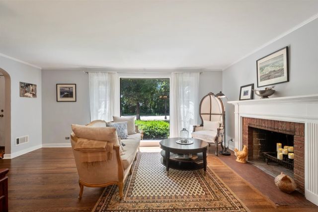 6957 N Caldwell Avenue, Chicago, IL 60646