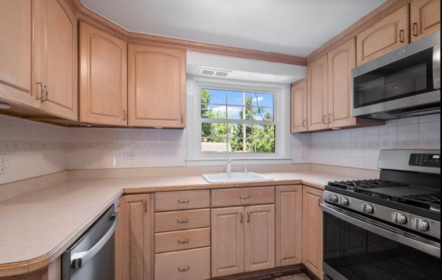 6957 N Caldwell Avenue, Chicago, IL 60646