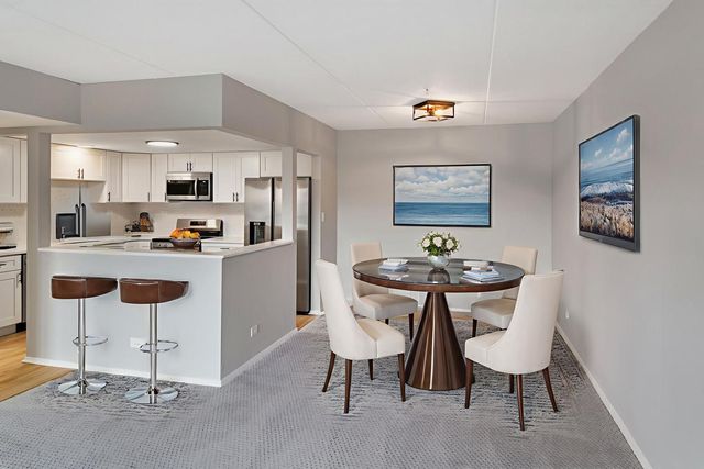 375 PLUM CREEK Drive 108, Wheeling, IL 60090