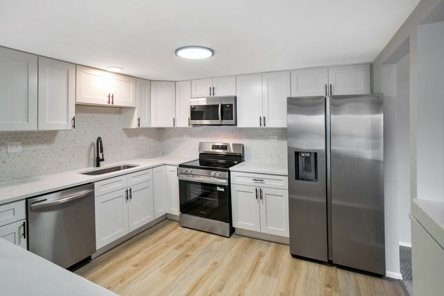 375 PLUM CREEK Drive 108, Wheeling, IL 60090