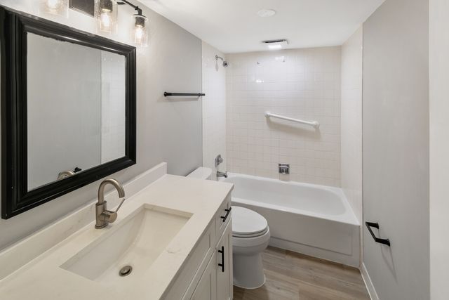 375 PLUM CREEK Drive 108, Wheeling, IL 60090