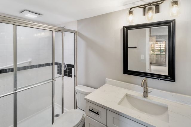 375 PLUM CREEK Drive 108, Wheeling, IL 60090