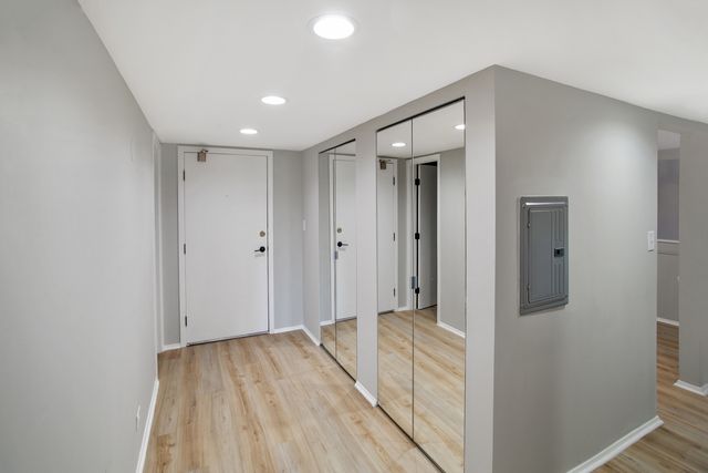 375 PLUM CREEK Drive 108, Wheeling, IL 60090