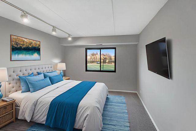 375 PLUM CREEK Drive 108, Wheeling, IL 60090