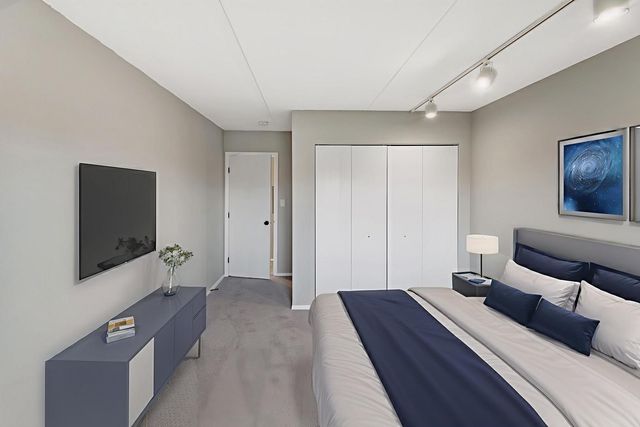 375 PLUM CREEK Drive 108, Wheeling, IL 60090