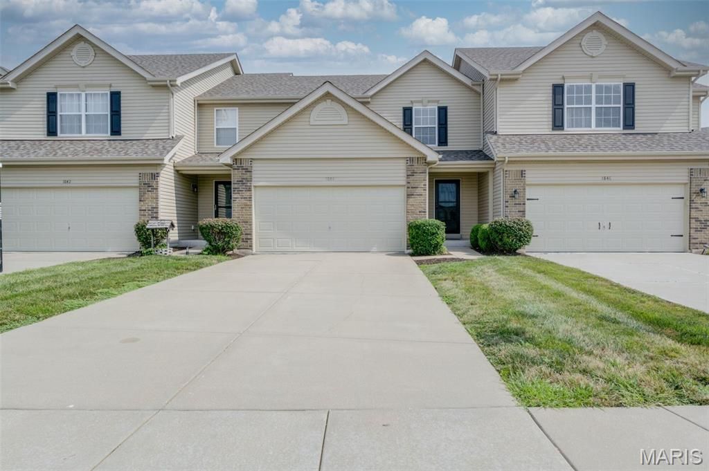1844 Sterling Oaks Drive, St Peters, MO 63376
