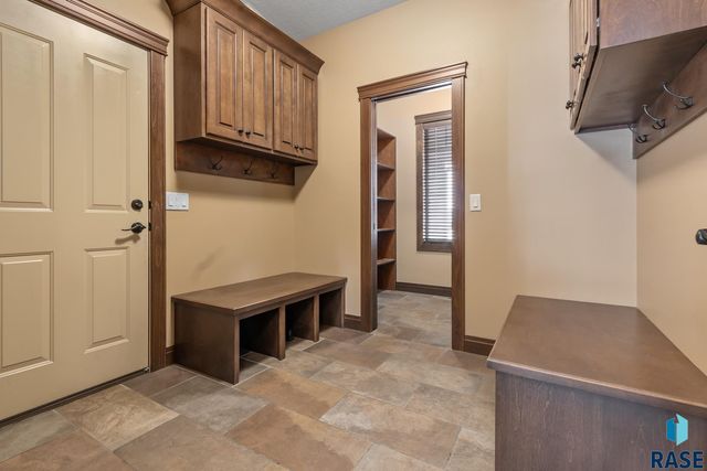 6813 E Limestone Cir Circle, Sioux Falls, SD 57110