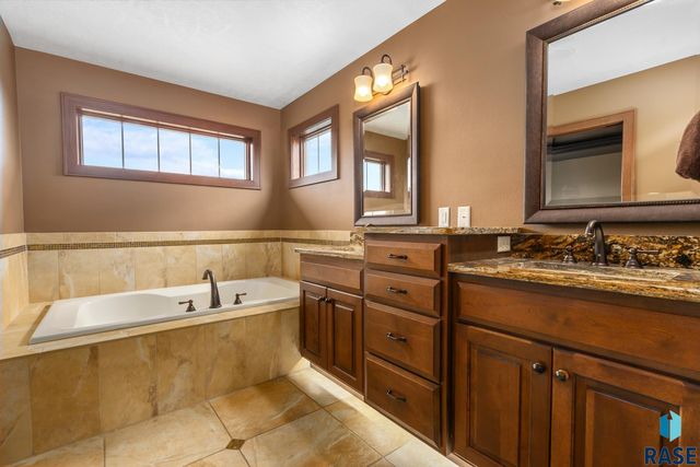 6813 E Limestone Cir Circle, Sioux Falls, SD 57110