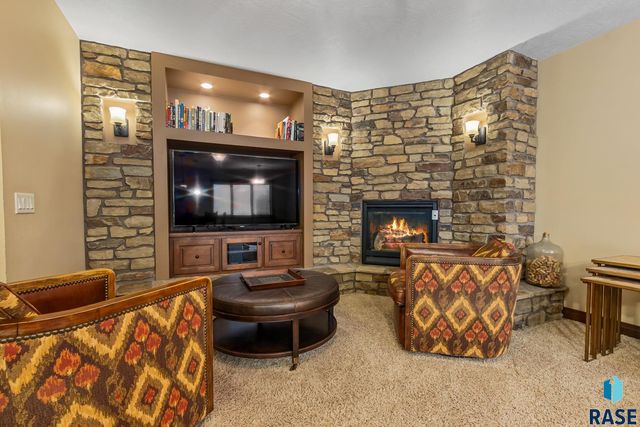 6813 E Limestone Cir Circle, Sioux Falls, SD 57110