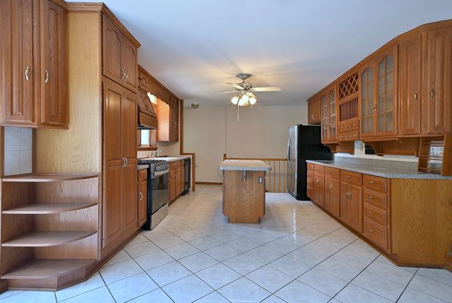 8951 W 99th Street, Palos Hills, IL 60465
