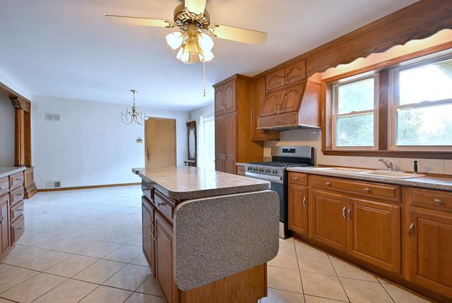 8951 W 99th Street, Palos Hills, IL 60465