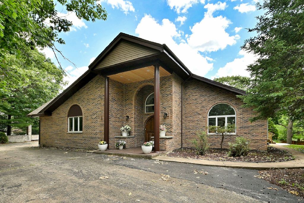 8951 W 99th Street, Palos Hills, IL 60465