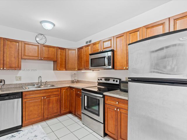 111 Golden Isles Dr G8, Hallandale Beach, FL 33009