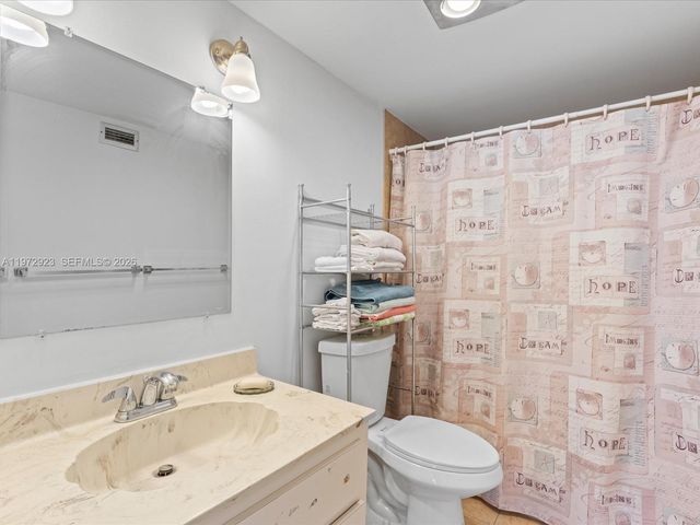 111 Golden Isles Dr G8, Hallandale Beach, FL 33009